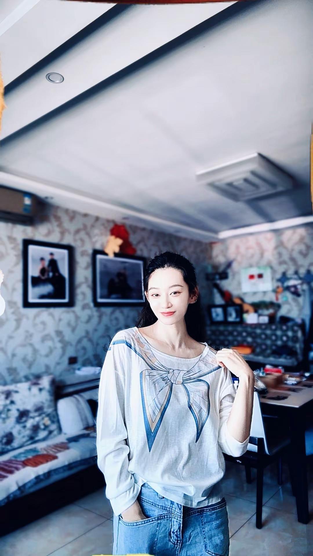 那英的歌一听入耳并不是什么好事姐也好，姨也罢，终究是到了气血不足的年纪开心时是小喇叭，不开心时是小哑巴我的居家日常穿搭