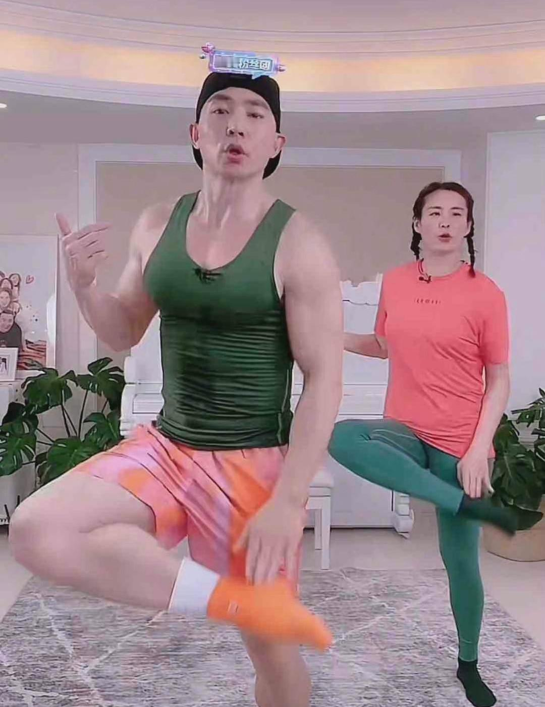 最近看刘畊宏直播间的截图，确实冷清了挺多。
听人说他现在其实教得比以前更标准，动作也更规范了。
这事让人觉得有点堵。
以前大家跟着瞎跳《本草纲目》的时候，其实没人管动作对不对，就是图个热闹。
现在他更像个正经的健身教练了，反倒没人看了。
他可能觉得自己得配得上之前的关注，所以私底下琢磨怎么更专业，怎