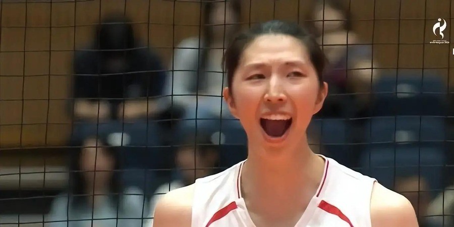 中国女排三局横扫日本拿亚运第十冠，17岁郭中楠顶替陈厚羽首发打疯，可半决赛差点栽在泰国手里——打日本这么顺，为啥一碰泰国就不会打了？
北京时间9月22日晚，名古屋小牧市综合体育馆，中国女排以3比0（25-19、25-20、25-23）完胜东道主日本队，第十次捧起亚运会金牌，也实现亚运三连冠。
但这场