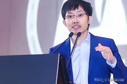 不到一年，被捧上神坛的“英雄”成了“人人喊打的过街老鼠”。伴随着人工智能飞速发展，各类乱象接连浮现，监管部门理应及时出台相关举措进行整治，不宜一味扶持行业扩张，放任技术无序铺开。每一项新兴技术都有利弊两面，人工智能同样是一把双刃剑，兼顾正向引导与规则管控，方能促使这项科技长久健康地发展。

这个转变