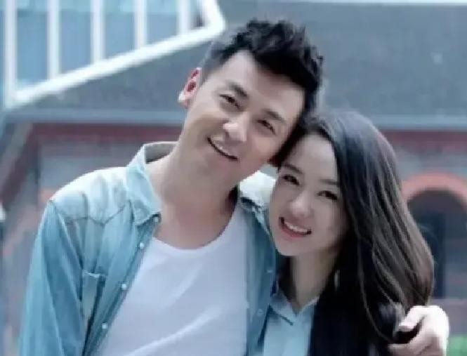雷佳音和翟煦飞是上戏同班同学，2010年结婚时没房没车，翟煦飞穿着普通衣服就跟他领了证。婚后最穷那几年，翟煦飞在话剧中心跑龙套，配音、打杂什么都接，一包挂面能吃三天，雷佳音把蛋挑给她吃。后来雷佳音凭《黄金大劫案》翻身，戏约一部接一部，翟煦飞反而主动往后退，偶尔演演话剧、配配音，更多时候在幕后帮他对剧