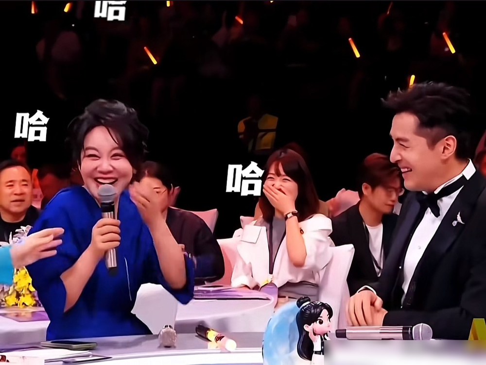 闫妮上台前到底喝了没有，这问题全网吵了两年还没答案。
2025年大湾区晚会，她跟魏大勋唱《Mojito》，穿条亮黄短裙，眼神迷离，步态轻晃，全程自己跟自己跳。魏大勋在旁边一手拿道具杯一手看歌词，憋笑憋到脸抽筋。网友锐评：一个微醺，一个微大醺。
魏大勋后来老实交代，原本有排练动作，记不住，临时改成