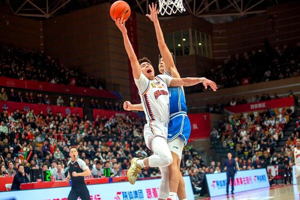 卢伟教练直接把外援换下！就因为他在场上散步。  这事儿真有点炸裂。  ...