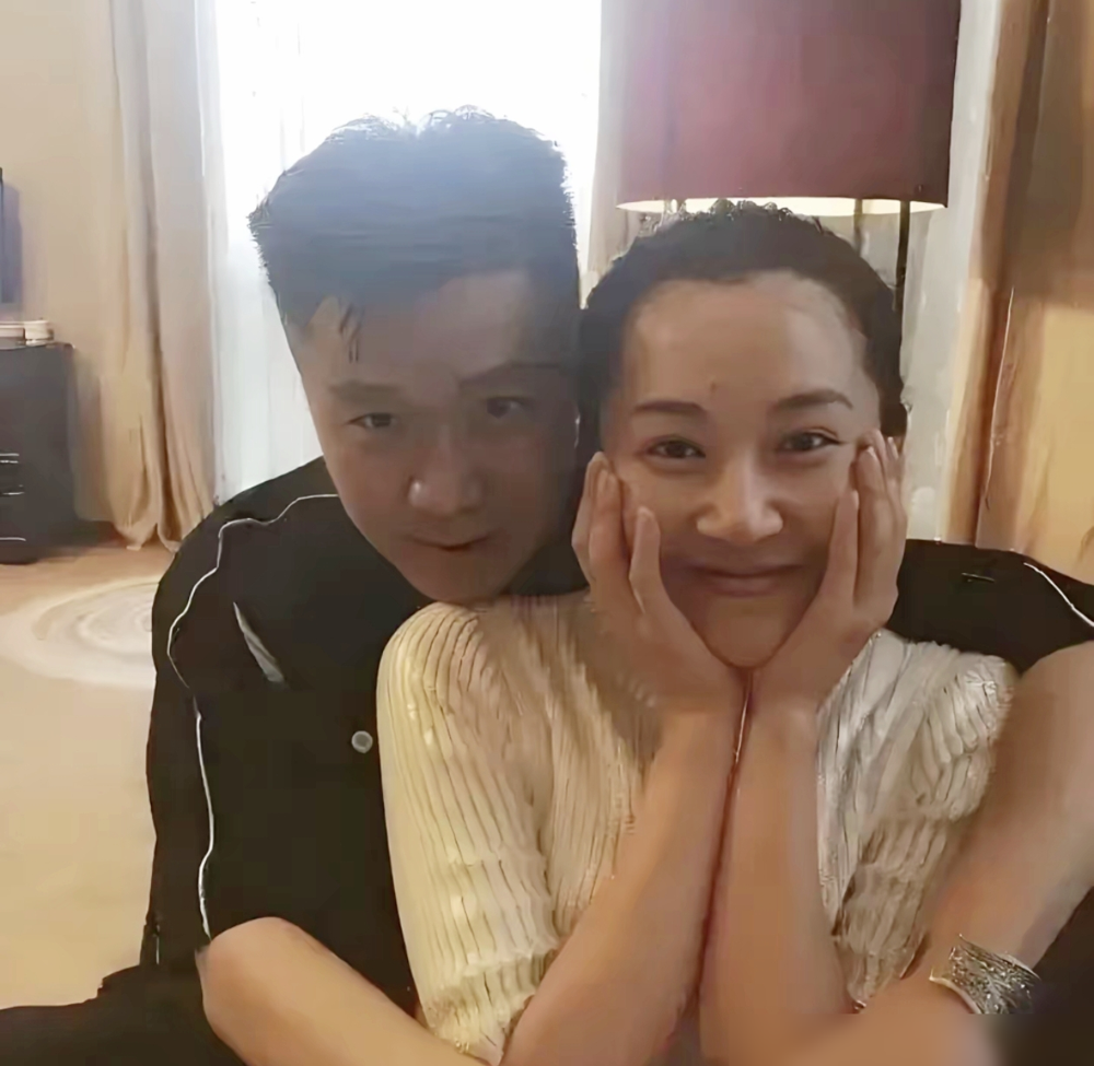 57岁的许晴，酒后脸红，搂着旁边男人笑，还托腮。照片一出，评论区又吵翻。
当年《花少2》骂她作的人，最近回头考古，发现她才是唯一没演的那个。上一季的人都正常、土耳其饭局哭到崩溃、杨洋走失，当年全算她头上。后来宁静漏了一句，正片剪辑比例有限。
她和团队一个字没解释。只在骂得最凶时发过：一笑置之，再