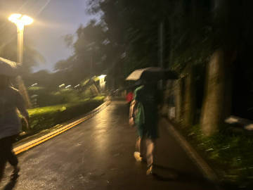 跑到一半，下起大雨<br />伞在起点，只能狂奔