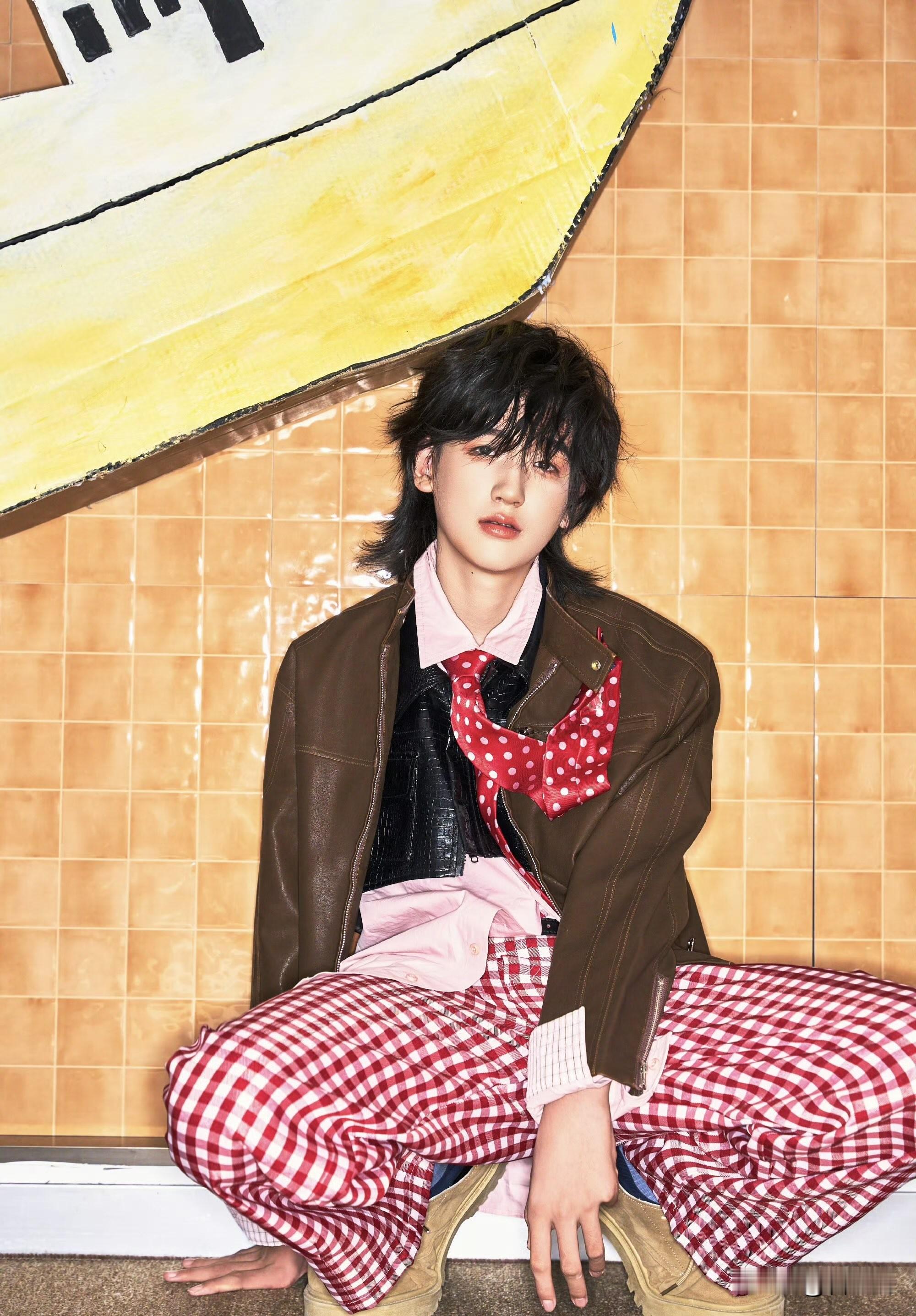 吴镇宇、郑云龙、钟楚曦等主演的电视剧《蝉》中，最可怜的就是陆智勇了，他的结局也让人意难平。
袁近辉饰演的陆智勇，真的太可怜了。他虽然常常去别人家“串门”是错误的，可是他心底是善良的，他只是想看看他爸爸建的房子里住的都是什么样的人。其实他做梦都想带着爸爸妈妈住进那样的房子里，可惜没有机会，他和妈妈甚至
