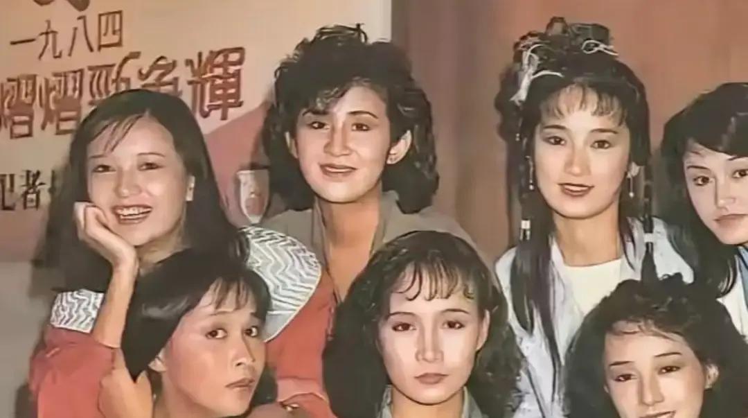 同样是从内地闯荡香港演艺圈的绝色美人，为什么刘嘉玲熬成了受人敬重大姐大，而利智却被排挤到早早退圈？
当年刘嘉玲刚去的时候，一口乡音被本地圈子嘲笑土气，眼神里全是拘谨和小心翼翼。利智其实更惨，顶着选美冠军的光环出道，在慈善晚会上甚至被当众拿蛋糕砸脸捉弄。
但是两人的破局路子完全不一样。
刘嘉玲是