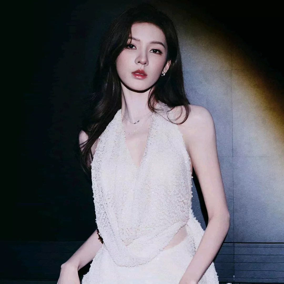 优雅的白裙，精致的妆容，复古的灯光，美到让人心动。