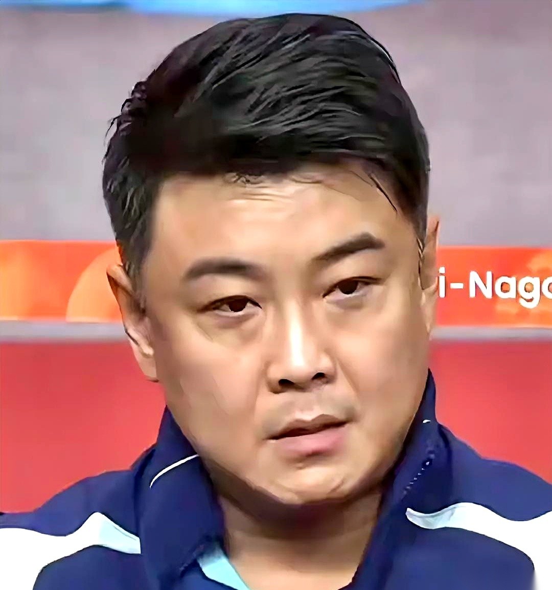 来看国乒男队主帅王皓的场边镜头。
赢下关键局，他激动得喜形于色；丢了要命的分，满脸的焦躁连转播镜头都挡不住。论敬业和人品，王皓没得挑。但作为一个三军统帅，他坐在场边，情绪起伏往往比场上挥拍的队员还要大。
要把现在这支家底变薄、正处在低谷期的队伍重新带回巅峰，王皓真该向30多年前的那个“狠人”借点气场
