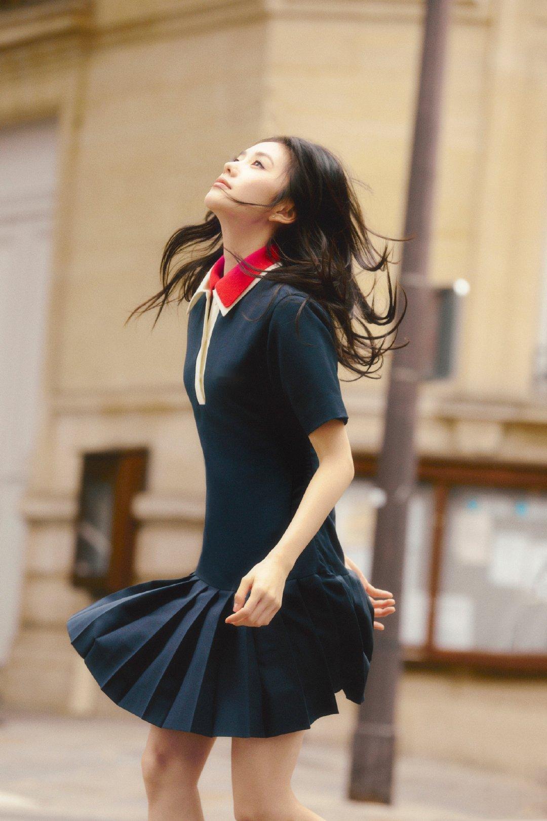 刘浩存甜美街拍，墨色连衣裙女高学姐～新片《救猫战神》开机，缪缪大片演绎电影脸高级氛围！#刘浩存[超话]##救猫战神# ​