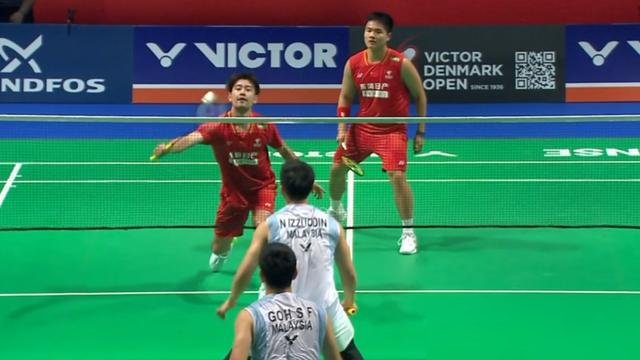 先丢一局，18比21，对面马来西亚组合杀疯了，梁王组合看起来要凉。
结果第二局直接换打法，21比18硬扳回来。第三局更狠，21比15，把吴世飞/伊祖丁打到没脾气。
这场丹麦赛，国羽男双就剩他俩了。别的组合全出局，就这俩人扛着。
想想也正常，8月刚拿世锦赛冠军，大场面见过了，落后一局算个啥。