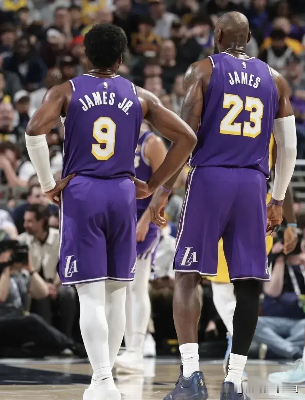 4月27日NBA快讯      湖人队客场96：115输给火箭队，大比...