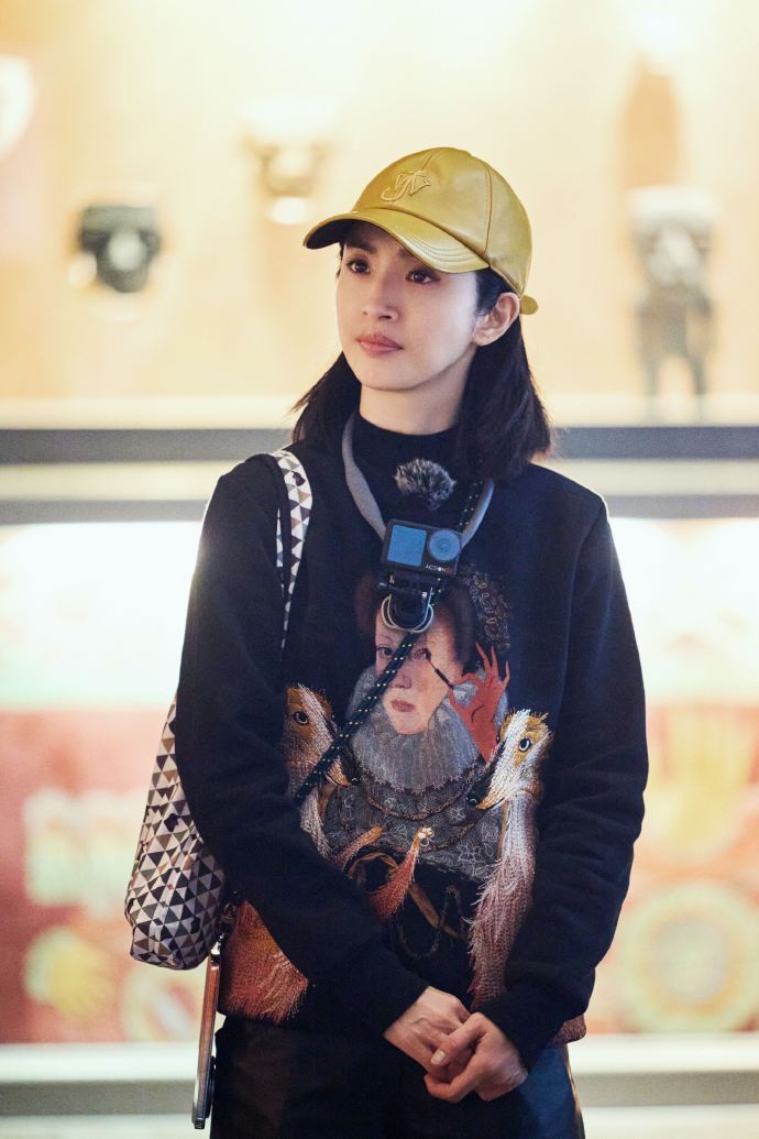 #人总是会反复爱上林依晨# 真的会在不同阶段反复爱上林依晨！在花儿与少年里帮殷桃实时翻译，临场反应特别好，妥妥现实版程又青。高情商又聪慧，满满的人格魅力太圈粉。 ​
