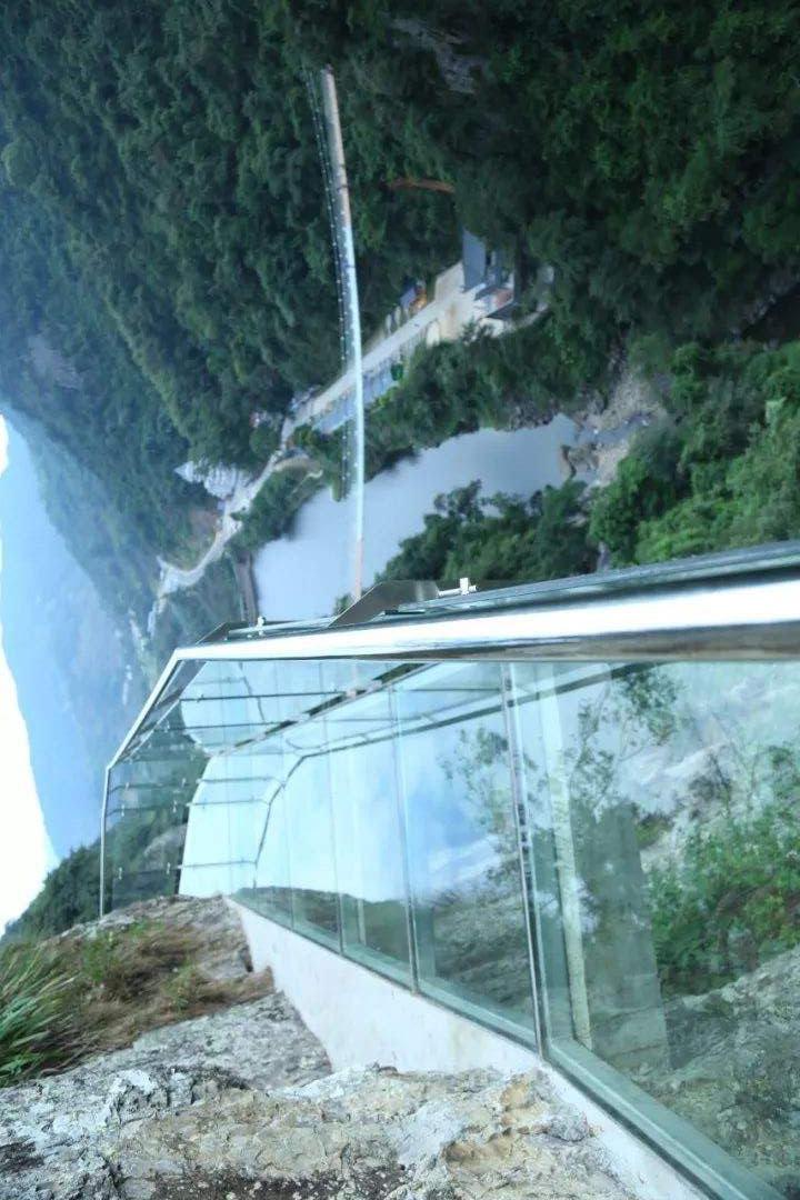 我国拥有全球规模最大的国内旅游市场，也已经成为国际旅游的主要目的地，旅游行业持续释放强劲活力。
 
每到节假日，全国各地景区都会迎来客流高峰。短途周边游，跨省长线游，乡村休闲游，出游的选择越来越多。很多人放假第一件事，就是规划出行，去看看不一样的风景。庞大的出行人群，直接带动酒店，餐饮，交通等相关产