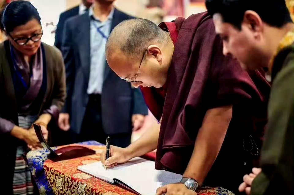 大宝法王超话  我觉得快乐不需要想太多，快乐其实是一件很容易懂的事，越...