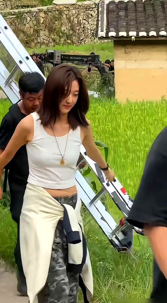 孙千在镜头前坐下的瞬间，裤腰直接挤出一圈软肉，截图在网上疯传，评论区不仅没翻车，反倒全是松了一口气的狂喜
 

没吸肚子，没拿包死死挡着，就那么随意瘫坐着，那一圈真实的褶子，像极了下班窝在沙发上的普通人
 

早年为了迎合上镜拼命遮掩，甚至为了角色疯狂催吐，现在能在聚光灯下大大方方露出一截肚腩，比硬