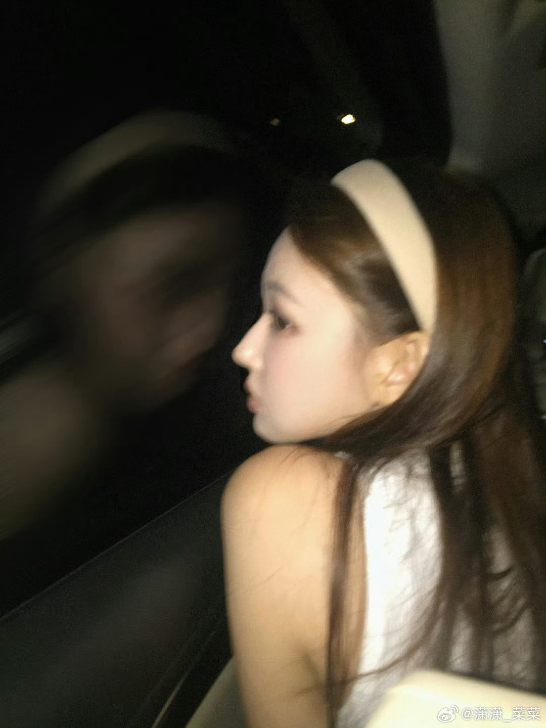 #程潇[超话]# 车内夜拍碎片🌙
朦胧车窗光影 捕捉夜晚安静的潇潇. ​