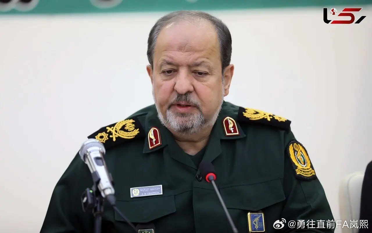 伊朗总统佩泽希其杨发布政令，任命原伊朗国防部代理部长赛义德·穆杰塔巴·伊本-阿尔雷扎准将为总统国防事务顾问。

佩泽希其杨强调，应充分发挥专家的能力，提供咨询意见，以实现政府在这一领域的目标，并解决国家所面临的问题。

#烽火问鼎计划##以色列巴勒斯坦冲突# ​