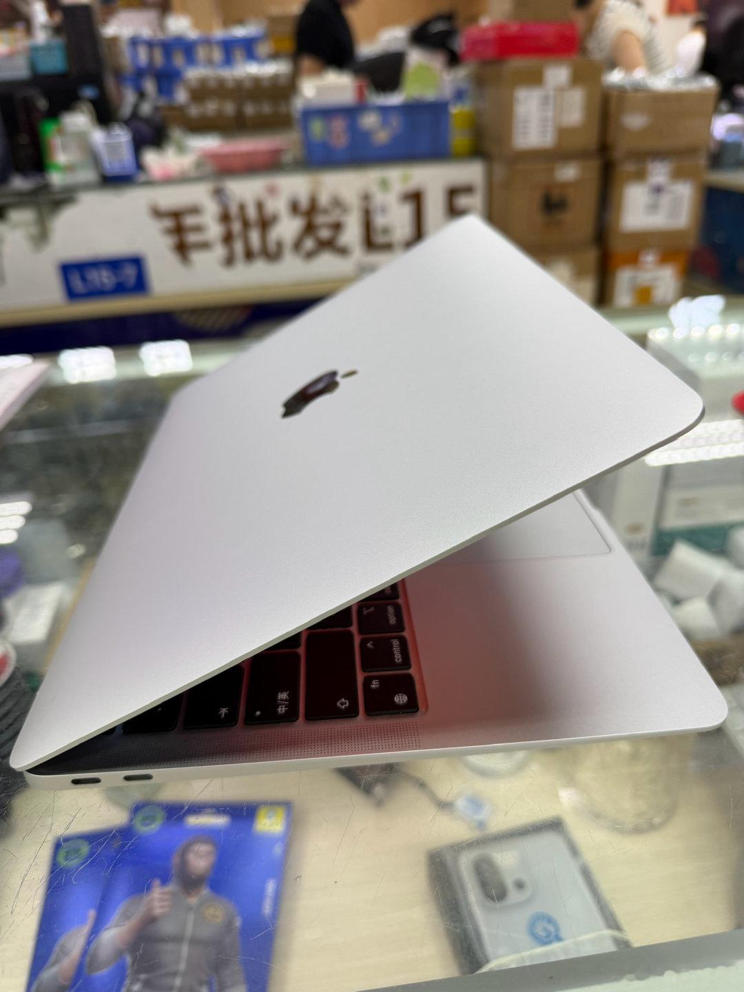 20款MacBook Air 13寸银白色，M1八核处理器8G运行256G固态硬盘，视网膜屏幕，最经典耐用稳定性价比高，原装96新，2999 ​