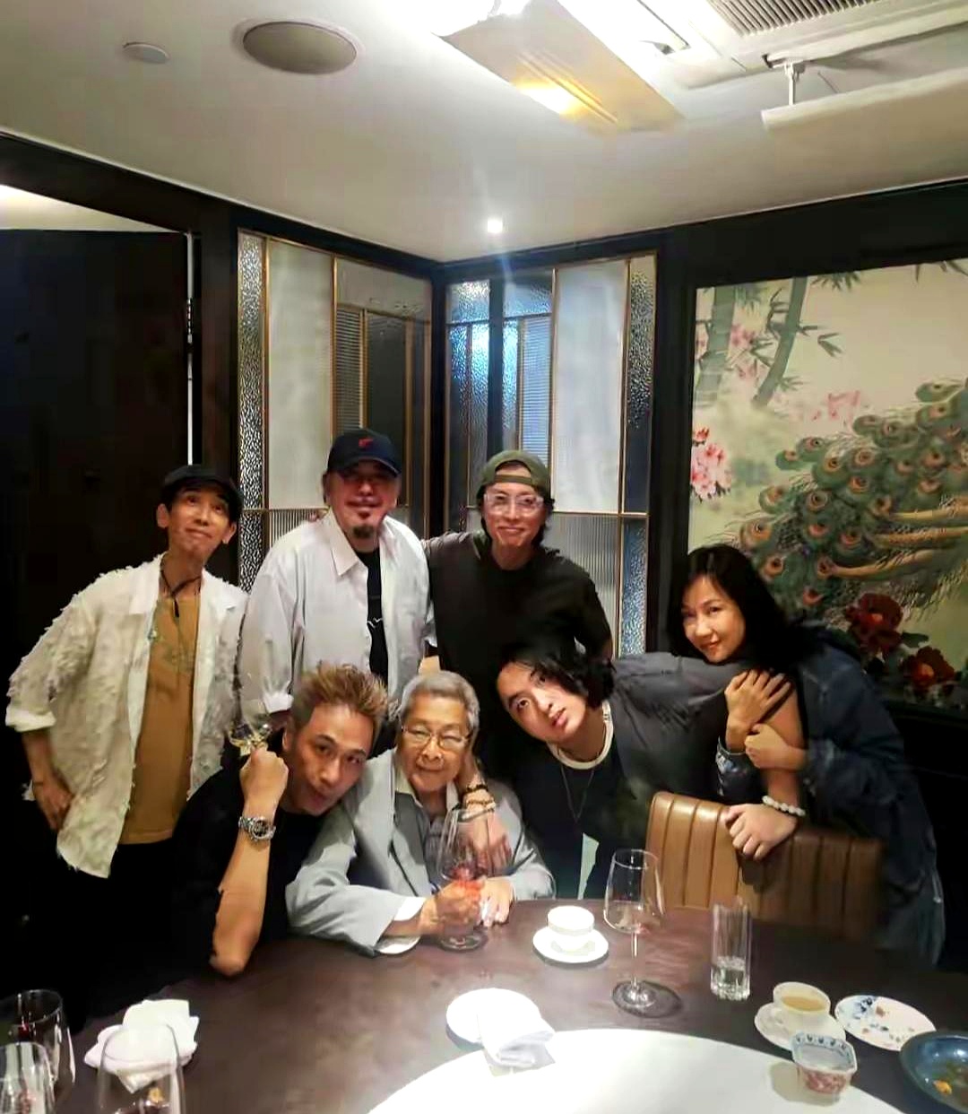现在娱乐圈那些丑得千奇百怪的“星二代”，被明星父母强行塞进剧组捞钱，再看看老戏骨刘兆铭的做法，真是一记响亮的耳光
 

这位能亲自指导刘青云、吴镇宇演戏的大腕，手里捏着大把资源，一儿一女却连娱乐圈的边都没沾。早年外界还嘲笑，八成是这两个孩子长得太随心所欲，实在拿不出手
 

直到2012年他妻子离世