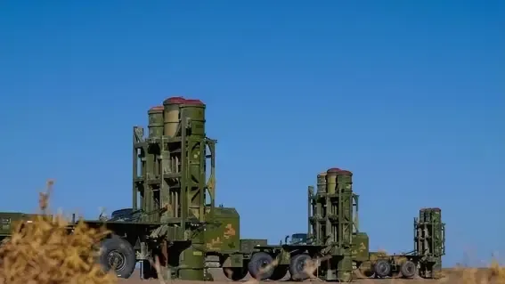 假如中国输了，美国就赢了吗？大错特错！如果不夸张地说，只要中国倒下，第二天全世界就会集体退回“石器时代”。很多人还在用二战的思维推演中美博弈，却忘了在3800枚核弹头和全球供应链面前，这场战争没有赢家，只有幸存者。

一家美国工厂里的设备出了故障，等着更换的不是一颗普通螺丝，而是一批来自不同国家的零