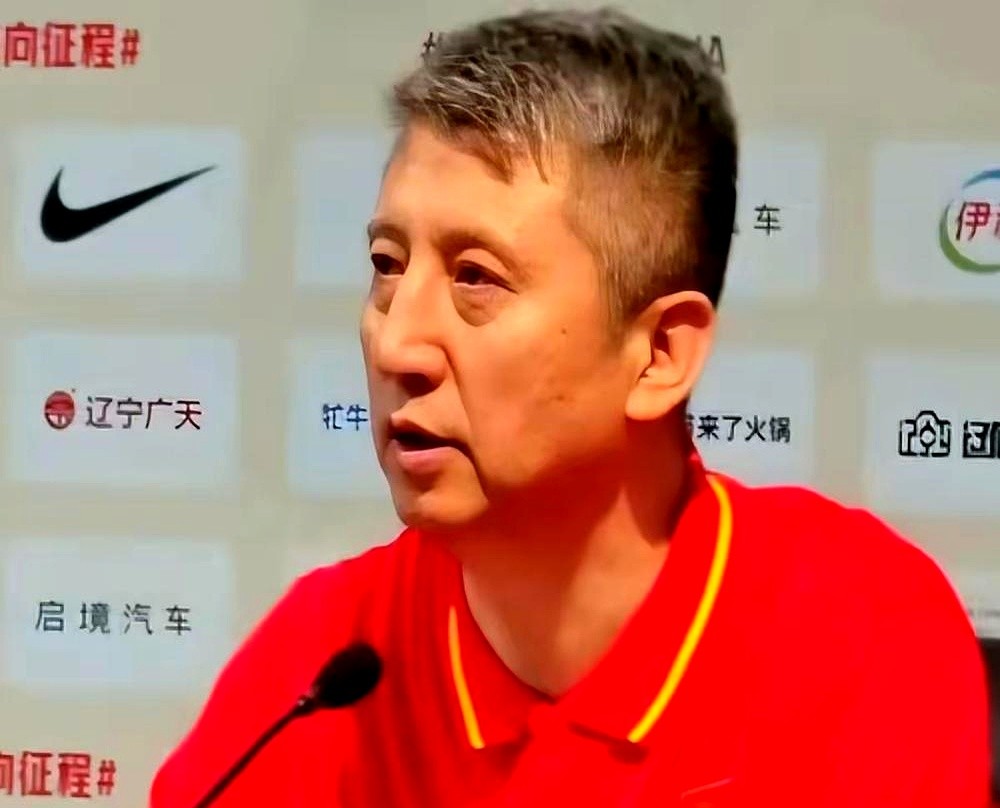 周琦、王哲林、赵睿、张镇麟，这四个名字同时从男篮集训名单上消失了。

这不是敲错键盘，是国家队选人规矩变了。以前讲究带伤死磕，现在直接拿体检报告说话。

周琦捂着腰休战，王哲林拉伤腹肌，张镇麟肩膀带伤熬了两年。教练组盯着赛程表交了底：续航不够，直接换人。

名气再大，也扛不住高强度的折返跑。赛场上随
