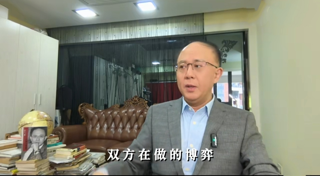 邱震海说：中美博弈进入关键期！美国一边希望中国购买农产品、飞机，一边又迫切需要中国在伊朗问题上斡旋。他认为，要求中国完全站队美国进行经济制裁是“虚晃一枪”，暗中斡旋才是美方真实诉求，这正是中国的机会。
