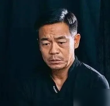 唱《中华民谣》大火的孙浩，过气后竟被张嘉益硬养了十几年！
当年孙浩大红大紫，张嘉益还在剧组跑龙套。后来张嘉益彻底爆火，孙浩却无戏可拍，张嘉益直接撂下一句话：跟着我拍戏，有我一口饭，就有你一口。
从《悬崖》到《扫黑风暴》，张嘉益走到哪就把他带到哪，十几次合作手把手教走位，顶着关系户的骂名，硬把过气