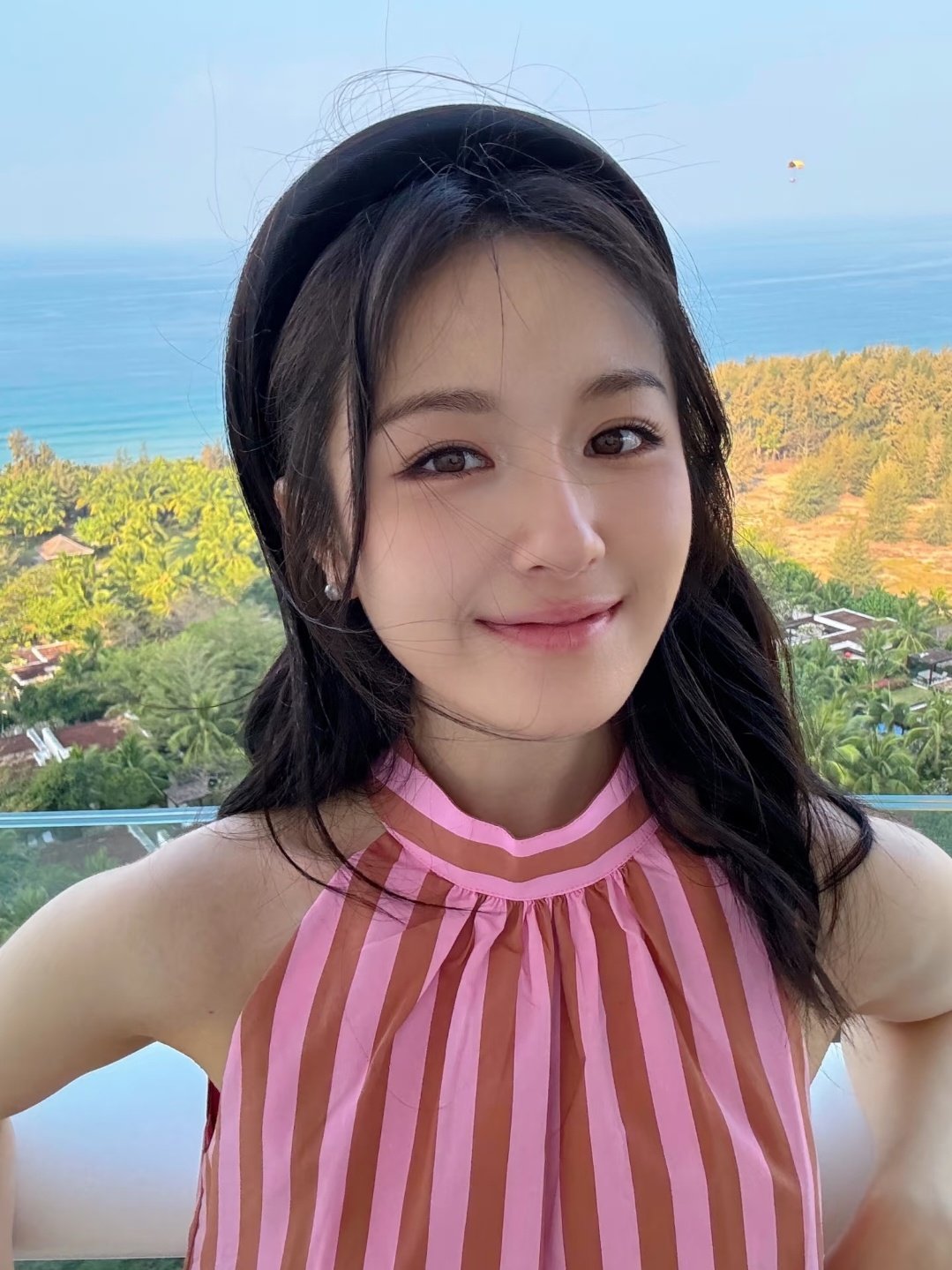 lld#李兰迪海岛舒服日志#🍰#李兰迪王智慧#  

我是张三是李四，我是芸芸众生里的普通人，起风了我就挡风，下雨了我就打伞，没伞我就淋雨打雷我就捂耳。 
 
​