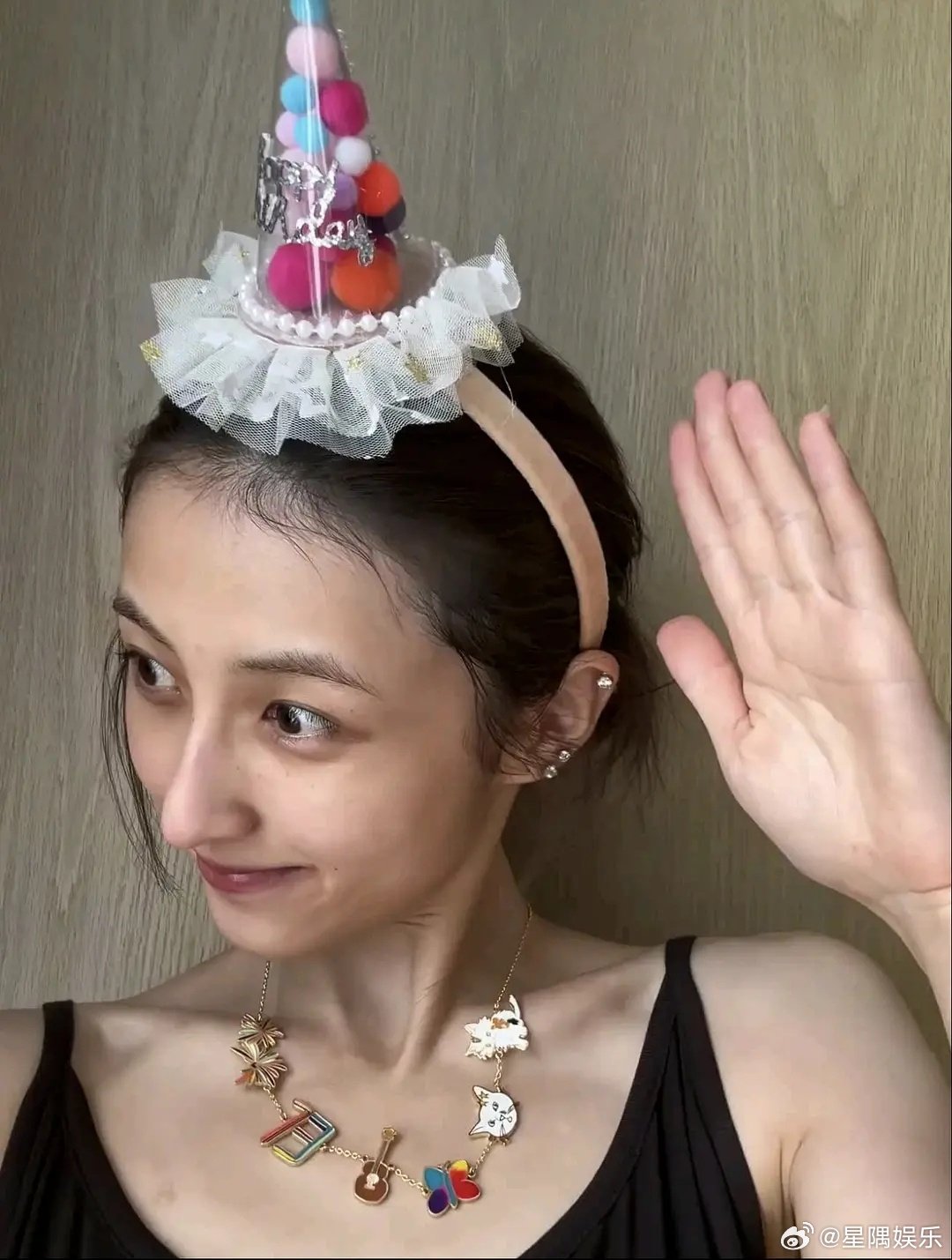 张子枫瘦的像格格巫啊。。。。 ​