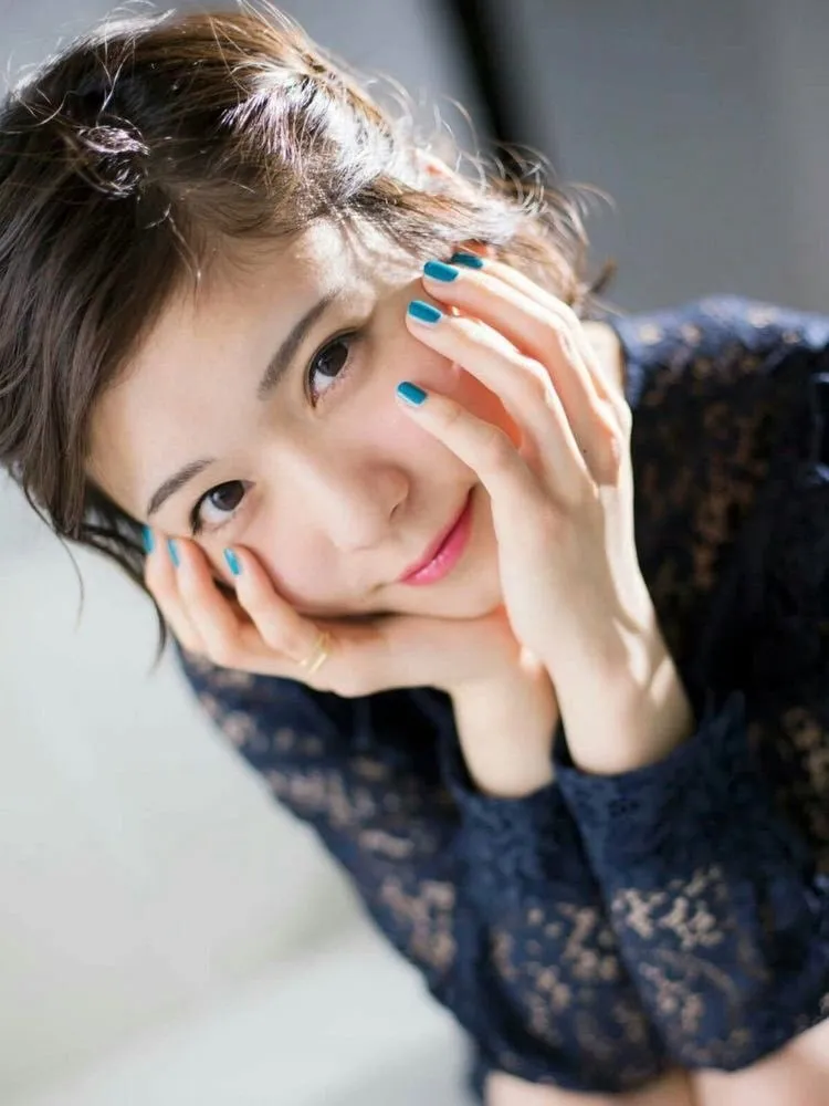 气质淡雅的美女--松岗茉优