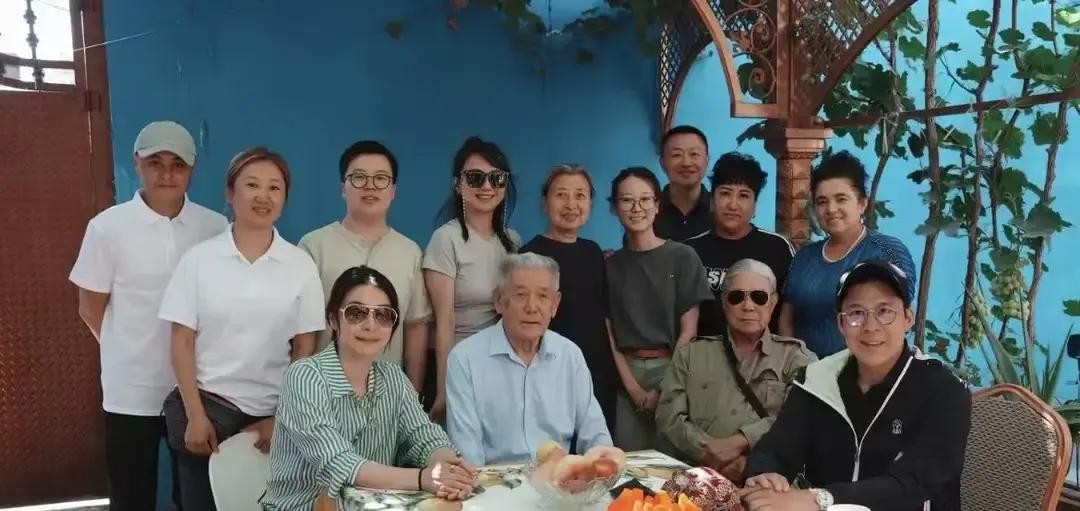 9月3号新疆伊犁的草原上，霍启刚和郭晶晶带着双方父母和三个娃，一家三代自驾游的身影被人拍了个正着

谁能想到，一年前他面对镜头随口说出的一句话，居然真当成正经事给办了

去年霍启刚作为港区全国人大代表去新疆考察，当时忙着走访、为新疆棉花发声，行程被工作塞得满满当当，连多看几眼风景的功夫都没有

临走