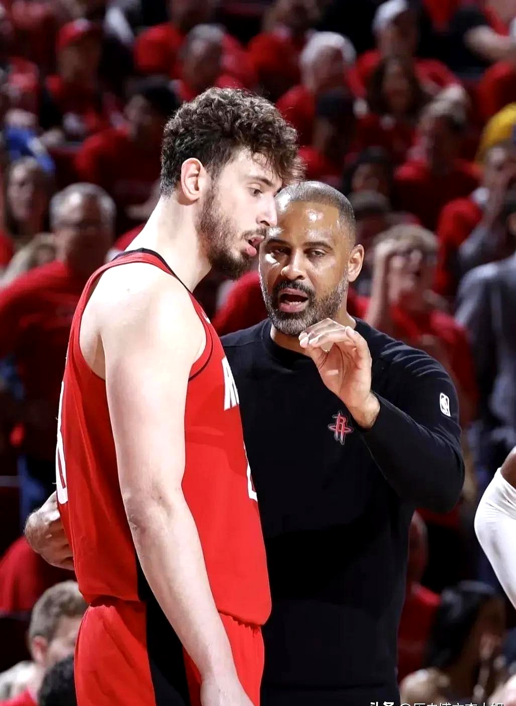 离谱不？球队刚被淘汰，主教练却稳得像钉在地板上，下课根本不提。 火箭的...