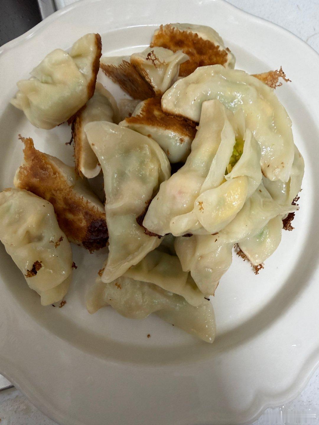 西葫芦鸡蛋虾馅儿的饺子，一共包了35个，给宝儿做煎饺17个，配小米粥，虾比西葫芦多，非常鲜[赞][赞][赞] ​
