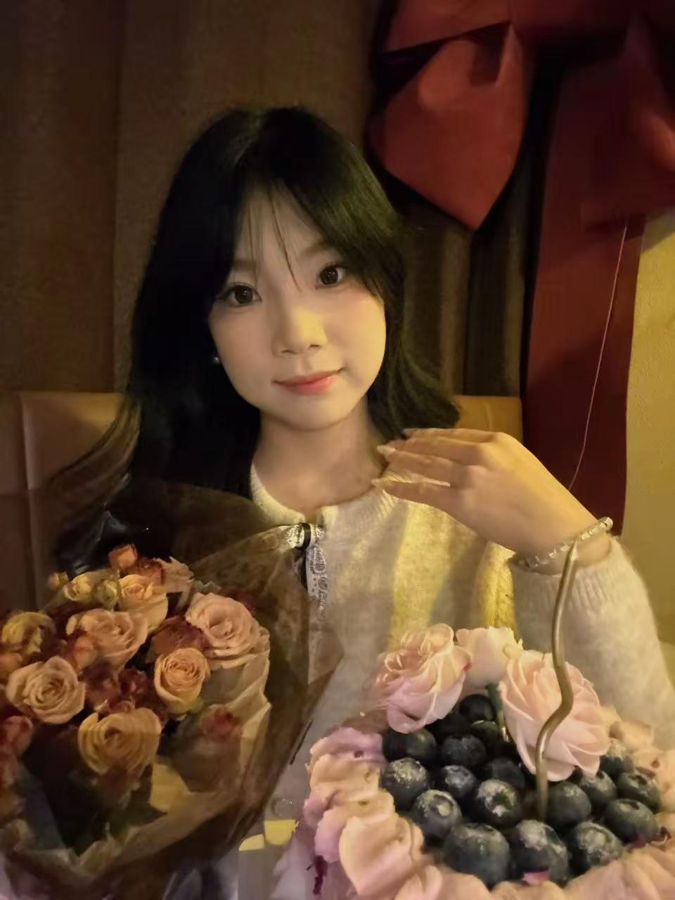 <p>甜美女孩 <!--{img:0}--><!--{img:1}--...