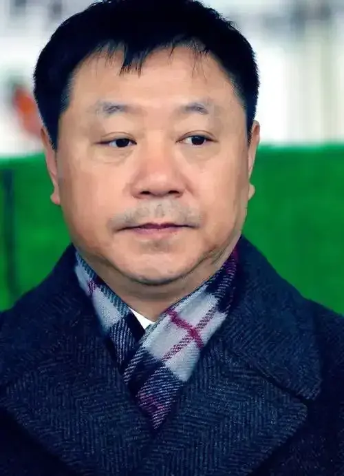 范伟那段经典台词又火了，简简单单几句话，没用什么华丽词藻，偏偏让无数成年人红了眼眶。中年人的崩溃往往就在一瞬间，那句独白像一把钥匙，打开了大家尘封多年的遗憾箱。

普通人这辈子，总逃不过“错位”二字。年轻时心动来得纯粹，可偏偏撞上现实的高墙——家境、距离、性格，哪一样不是拦路虎？多少人被长辈一句“为