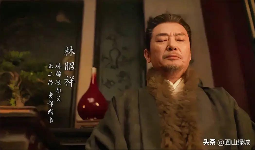 《兰香如故》：封侯后林锦岐的官品超过了家里所有长辈：

圣旨进林府那天，三老太爷还坐在正堂太师椅上。他致仕前官居三品，林家人议事，照例等他先咳嗽一声。
林锦岐从边镇回来，没先换朝服，手里捧着黄绫诏书。门口家丁要跪，他抬手拦住，只让摆香案。

三老太爷没动，问：“封了伯，还是侯？”
“侯。”林锦岐答。