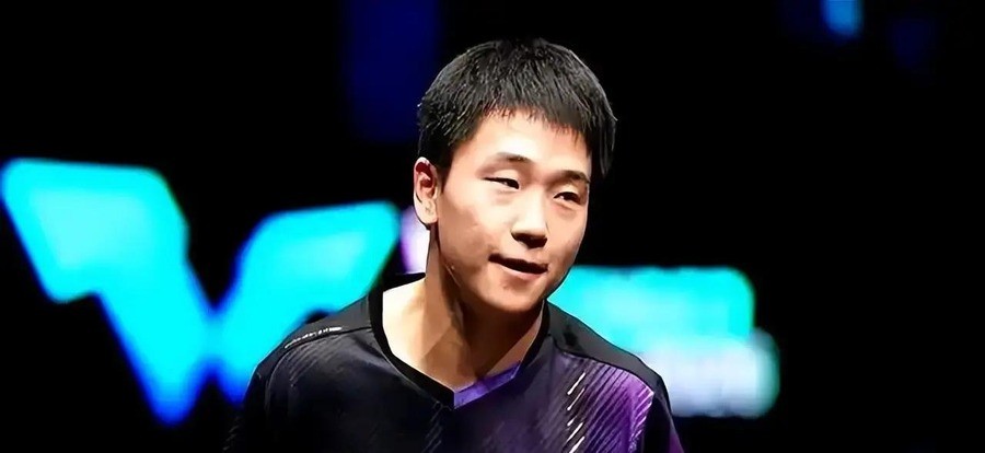 国乒19岁削球手3-1赢下内战！世界排名差667位照样翻盘，下一场对德国选手决胜局8-11惜败正赛
10月3日中午，北京首钢园，李天阳在第四局9比7领先时叫了暂停。再拿两分，他就能赢下这场资格赛第二轮。暂停回来他连得两分，11比7，大比分3比1。
对手是牛冠凯，王楚钦的专职陪练，14岁就在亚青赛决赛