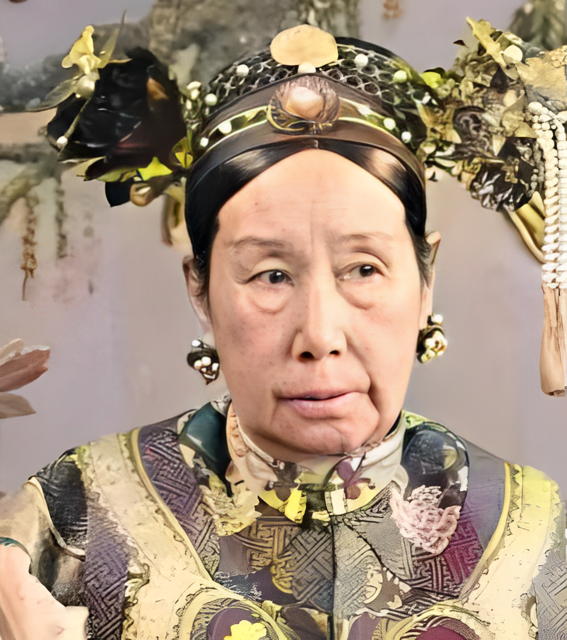 慈禧为何在临时前毒死光绪？
1908年11月14日，三十八岁的光绪帝在瀛台涵元殿猝然离世，不到二十四个小时后，掌控晚清政权近半个世纪的慈禧太后也在仪鸾殿病逝。两人死亡时间的高度重合，让这段历史从清末起就充满了争议。直到2008年，通过对光绪帝头发与衣物的科学检测，证实其体内砷含量远超正常致死标准，确