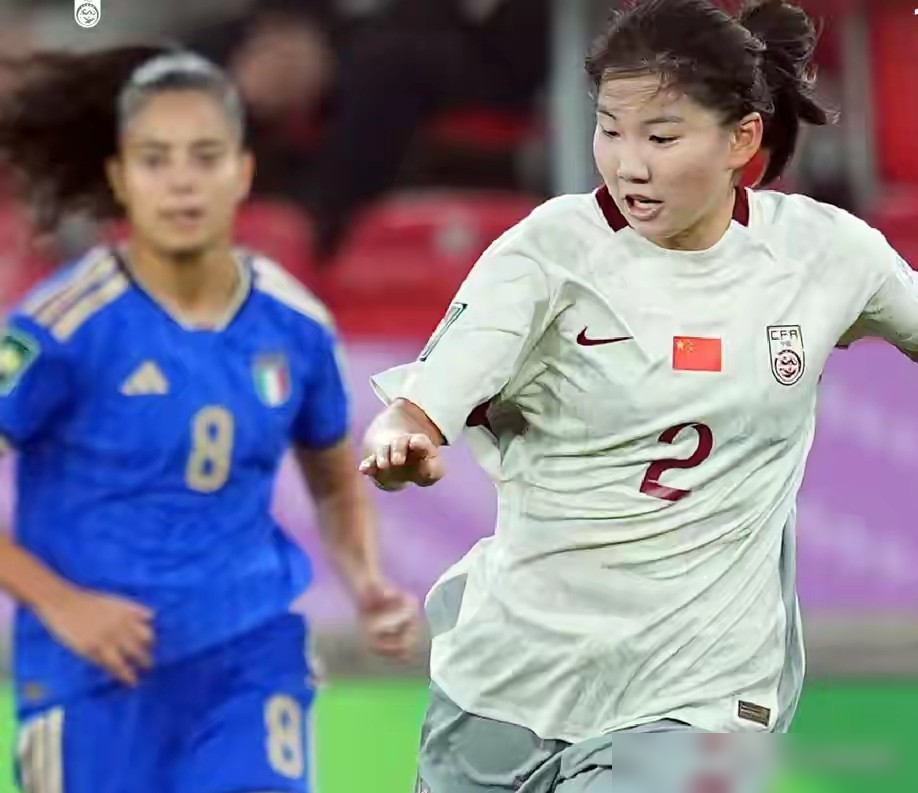 刘晨这场球，6次神扑，硬是没换来一个八强。
U20女足跟意大利死磕120分钟，1比1。点球大战4比5，总比分5比6，止步16强。
那个丢球，第34分钟，刘晨前点扑救脱手，被补射捅进去。说实话，这球确实有责任。可她后面整整90分钟，一堵墙似的，把意大利人堵得没脾气。全场7.7分，全场最高。
赛后