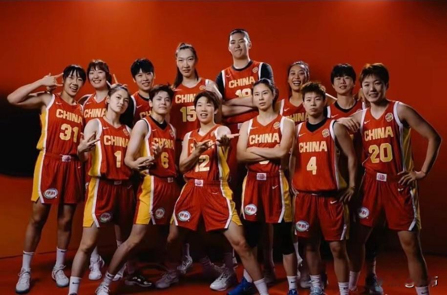 CCTV5确定直播！女篮对阵美国，新队长敲定，并非王思雨
 

 
女篮世界杯焦点大战来袭，中国女篮将迎战实力强劲的美国女篮，CCTV5确定全程直播本场强强对话。赛前球队官宣队长人选，出乎不少球迷预料，新队长不是呼声很高的王思雨，而是00后球员陈玉婕。消息一经传出，迅速在球迷圈引发热烈讨论。