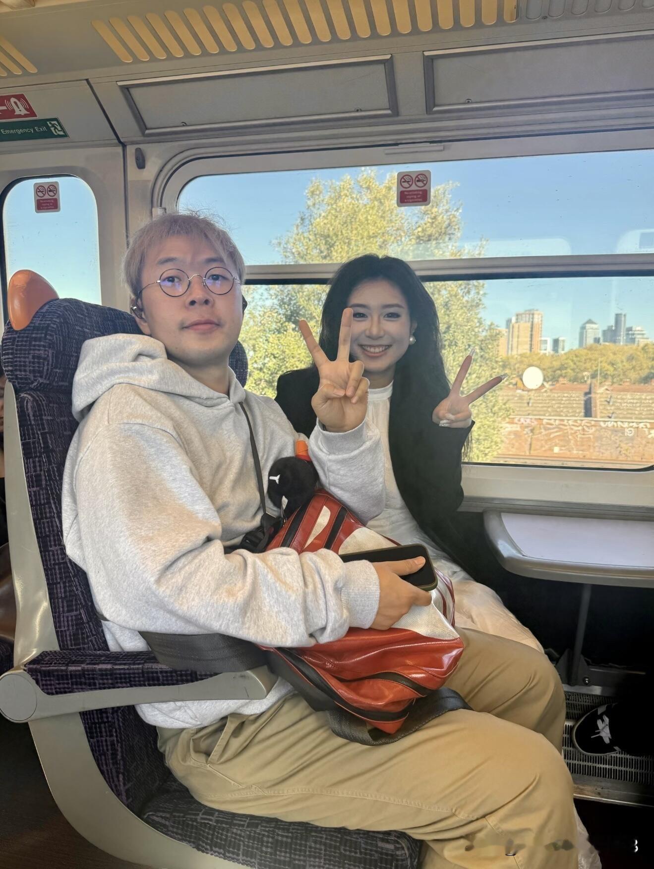 杜海涛瘦下来之后眼睛比之前大了，五官的每一个部分都长的错落有致，比之前在荧幕里当主持人的时候耐看一点。

旁边的美女眼睛水灵灵的，看起来不仅十分漂亮，还肤白貌美，她叫什么名字。