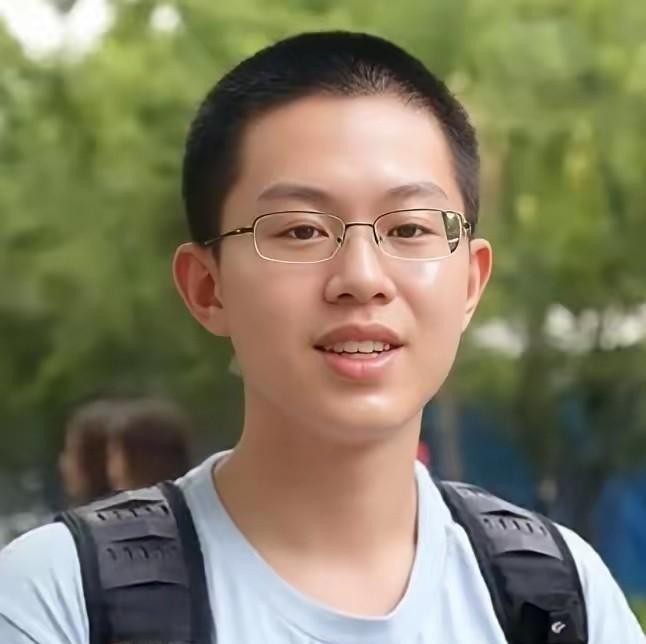 太清醒了！浩宁，河北省高考理科状元，全国一卷最高分纪录保持者，清华大学超级学霸，国家奖学金，放弃海外深造，选择清华直博。

前阵子刷到清华经管院校友发的聚餐vlog，镜头扫到角落的他，穿件洗得发白的藏青色连帽卫衣，正低头跟旁边的导师比划手里的数据分析表，连镜头怼到跟前都没察觉。
有眼尖的网友在评论区