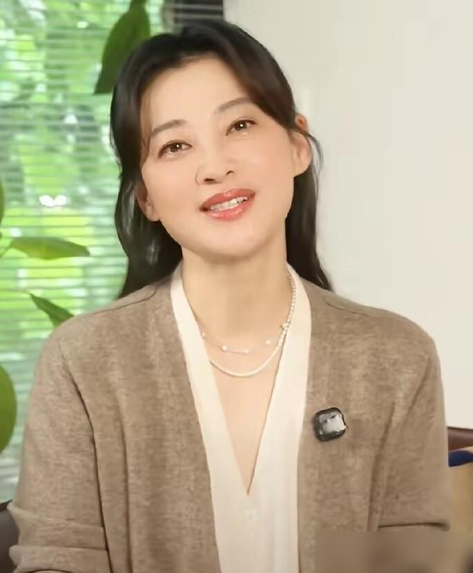 51岁梅婷灶台剥蒜直播带货，被骂吃相难看！
2026年横店摄影棚空置率逼近80%，今年剧集开机率仅去年的3成。一线的刘昊然董子健都公开喊求工作，不少演员空窗期超500天。
梅婷家里有脑溢血卧床的老母亲，要养一大家八口人。影视寒冬没班上，出来带货赚生活费，怎么就丢人了？
没人愿意亲手碎自己的演员