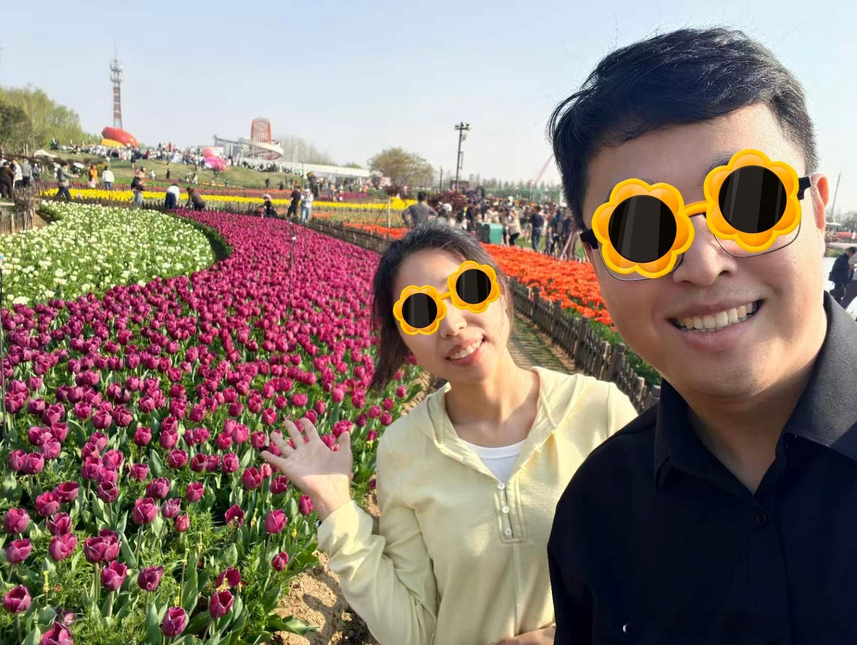 趁着秋高气爽，和家人开深蓝S07开启近郊短途自驾，逃离城市喧嚣，一头扎进满眼绿意的山林里。
一路沿着山路慢行，车窗外层叠草木随风晃动，山间古村藏在绿荫之间，古朴院墙与竹林相映，随手一拍都是治愈画面。坐在车内安静舒适，底盘稳，沿途风景缓缓向后掠过，赶路也变成一种享受。
寻一处山间小院停 ​