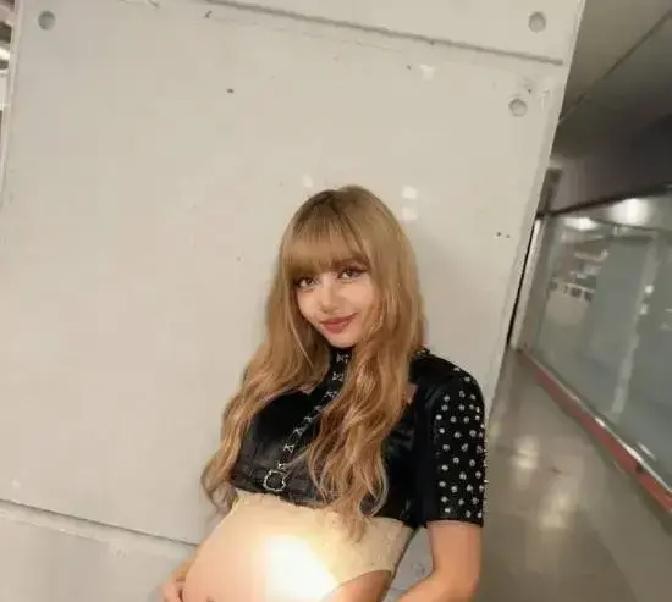 谁能想到，平时在舞台上光芒万丈的Lisa，连谈个结婚生子都得等熬出团体合约才敢开口

在多伦多电影节首映的个人纪录片《Always Lalisa》里，她透了底，想要个自己的孩子，更盼着能办一场父亲亲手牵着她步入礼堂的婚礼，这个念头在她心里硬生生压了快十年

老父亲现在的身体情况一天不如一天，连踏出家