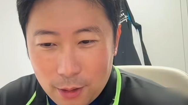 王曼昱打佐藤瞳，雷洋教练急得直接开麦支招了。
他说这场球，拼的不是手，是命。削球手就是磨，磨到你手软心浮，再一刀刀割你。
雷洋给的办法很直接：长短球来回调，别让佐藤瞳站舒服了。你让她前后跑起来，她的旋转就废一半。
昨天王曼昱一天两赛，上午女双夺冠，傍晚又把张本美和按下去。体能已经见底了。
今