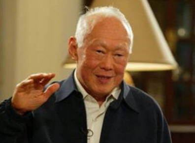 新加坡最揪心的一幕，终究还是上演了：华裔这边被逼着跟中国撇清关系，印度裔那头却被