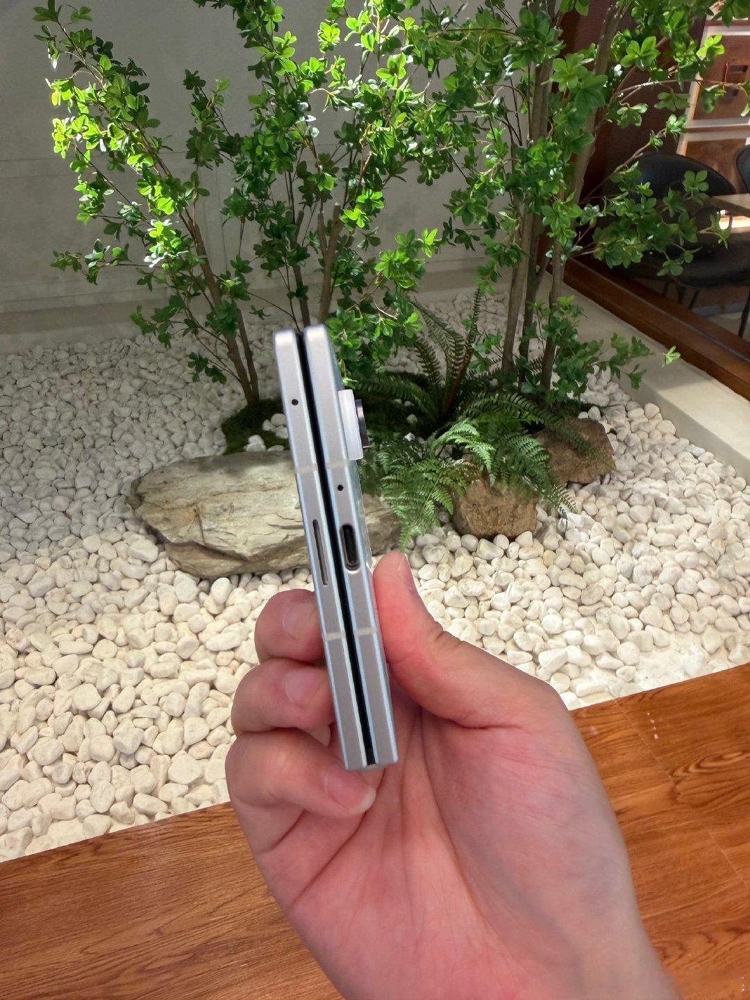 三星 Fold 8靠轻量化设计火出圈了，拿在手里不累手，揣在兜里没有坠感，照这样发展下去，以后三星的阔折叠估计能薄成一张纸#三星ZFold8##三星折叠屏薄到离谱了# ​