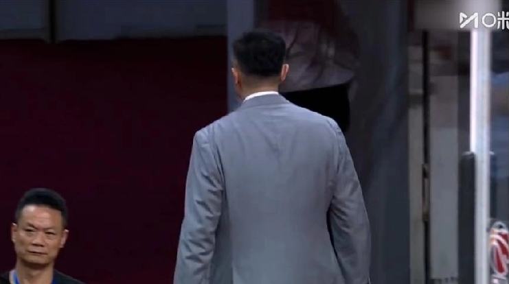 他迈着虚弱的步伐径直离开了赛场，那就是原国家队主教练杜锋，今晚12进8...
